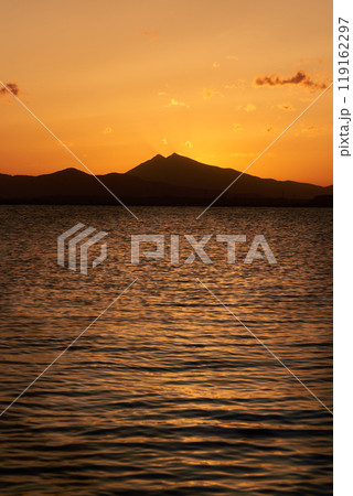 霞ヶ浦から望む夕焼け空と筑波山のシルエット 119162297