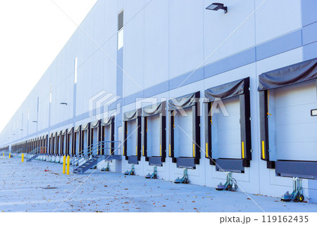 Sectional gates for transferring goods from truck on distributed warehouse 119162435