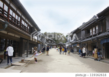 古い江戸時代の街並みが再現された街道。家族で、子供連れで家々を見学する。 119162618