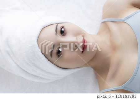 顔のお手入れをする女性 顔のお手入れをする女性 119163295