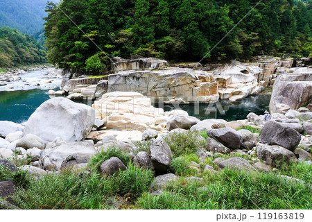 初秋の寝覚めの床風景 119163819