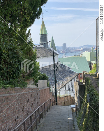 長崎の祈念坂とその先に見える街並み 119163834
