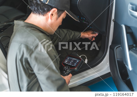 OBD車検・自動車に故障診断機・スキャンツールを接続し診断する整備士 119164017