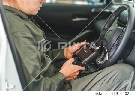 OBD車検・自動車に故障診断機・スキャンツールを接続し診断する整備士 OBD車検・自動車に故障診断機・スキャンツールを接続し診断する整備士 119164020