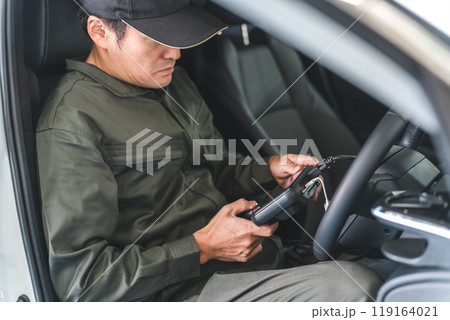 OBD車検・自動車に故障診断機・スキャンツールを接続し診断する整備士 OBD車検・自動車に故障診断機・スキャンツールを接続し診断する整備士 119164021