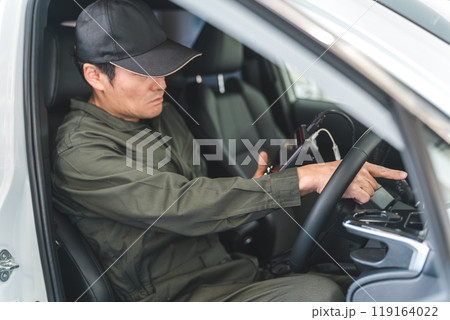 OBD車検・自動車に故障診断機・スキャンツールを接続し診断する整備士 OBD車検・自動車に故障診断機・スキャンツールを接続し診断する整備士 119164022