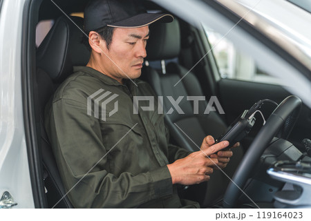 OBD車検・自動車に故障診断機・スキャンツールを接続し診断する整備士 OBD車検・自動車に故障診断機・スキャンツールを接続し診断する整備士 119164023