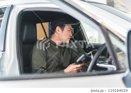 OBD車検・自動車に故障診断機・スキャンツールを接続し診断する整備士 OBD車検・自動車に故障診断機・スキャンツールを接続し診断する整備士 119164024