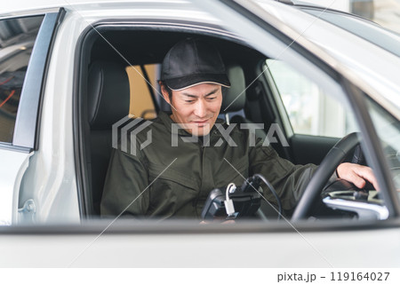 OBD車検・自動車に故障診断機・スキャンツールを接続し診断する整備士 OBD車検・自動車に故障診断機・スキャンツールを接続し診断する整備士 119164027