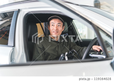 OBD車検・自動車に故障診断機・スキャンツールを接続し診断する整備士 119164028