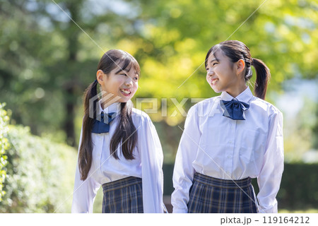 顔を見合わせて微笑む小学生 顔を見合わせて微笑む小学生 119164212