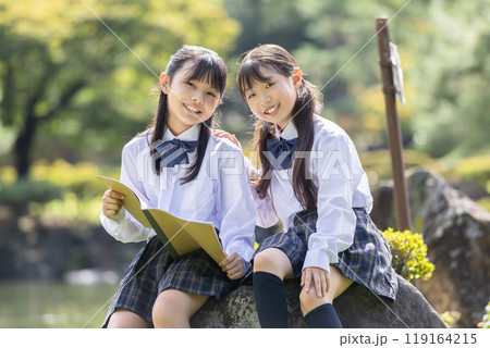 仲良くノートをみる学生 仲良くノートをみる学生 119164215