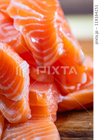 料理　ごはん　サーモン 119164251