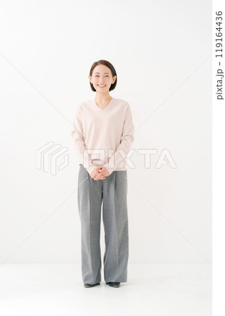 セーターを着たショートボブの女性 セーターを着たショートボブの女性 119164436