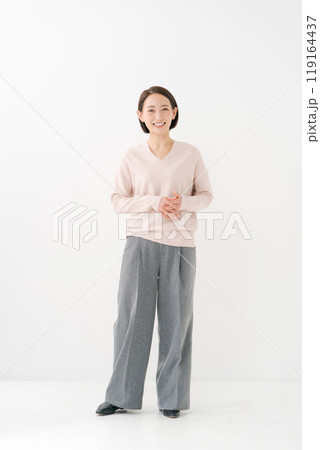 セーターを着たショートボブの女性 119164437