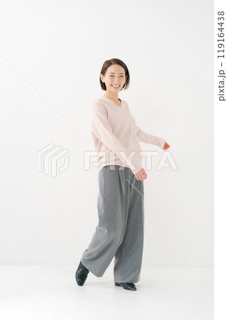 セーターを着たショートボブの女性 セーターを着たショートボブの女性 119164438