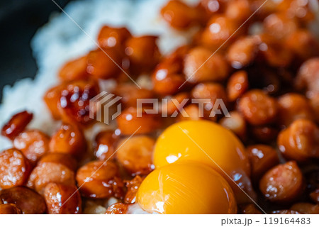 料理　ごはん　ウィンナー丼 119164483