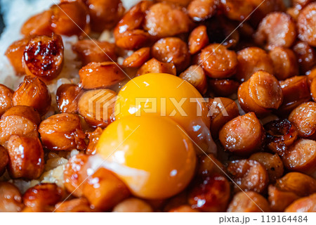 料理　ごはん　ウィンナー丼 119164484