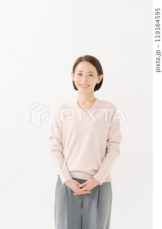 セーターを着たショートボブの女性 119164595