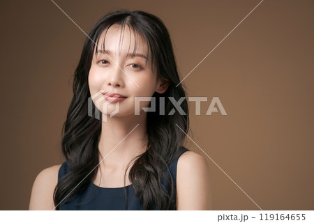 ロングヘアの20代女性ポートレート ロングヘアの20代女性ポートレート 119164655