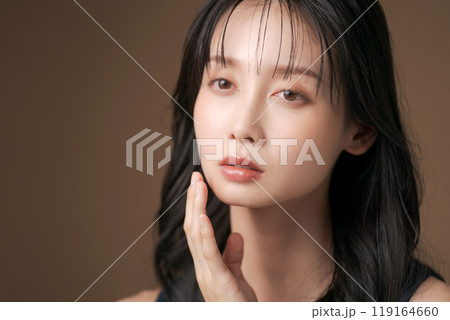 ロングヘアの20代女性ポートレート 119164660