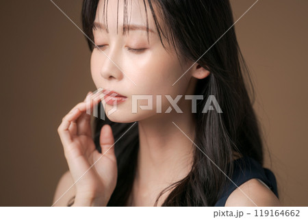 ロングヘアの20代女性ポートレート 119164662