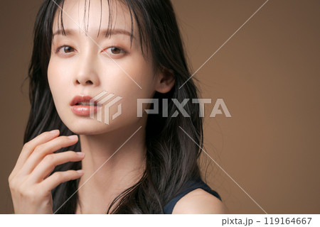 ロングヘアの20代女性ポートレート ロングヘアの20代女性ポートレート 119164667