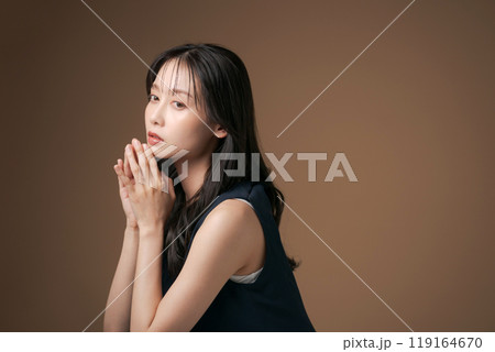 ロングヘアの20代女性ポートレート 119164670
