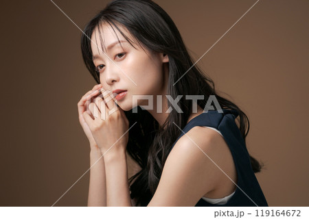 ロングヘアの20代女性ポートレート 119164672