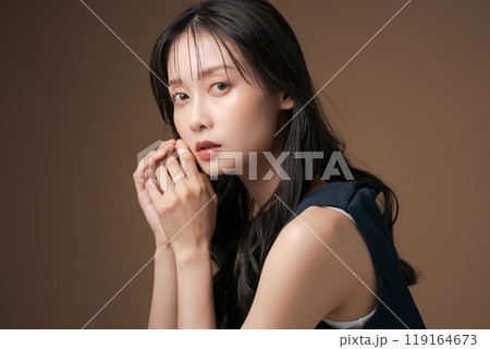 ロングヘアの20代女性ポートレート 119164673
