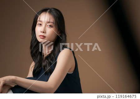 ロングヘアの20代女性ポートレート 119164675