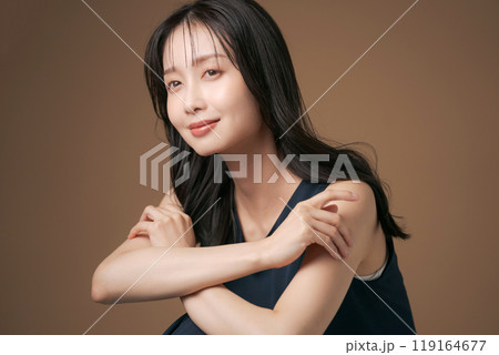 ロングヘアの20代女性ポートレート 119164677