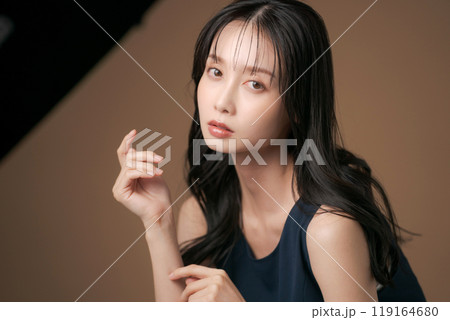 ロングヘアの20代女性ポートレート 119164680