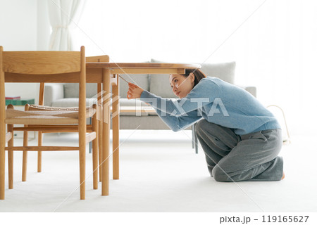 テーブルを修理する女性 119165627