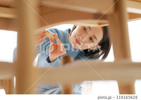テーブルを修理する女性 119165628