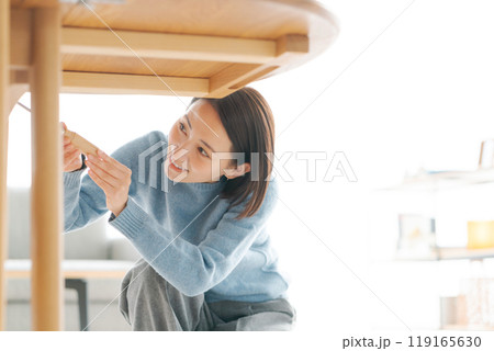 テーブルを修理する女性 119165630