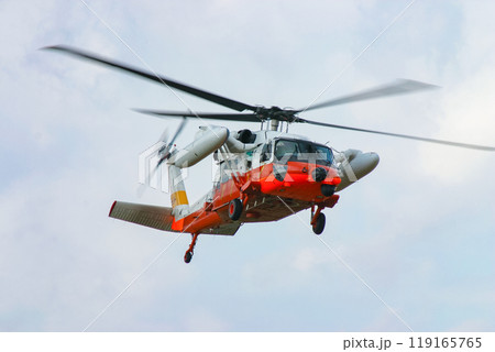飛行する海上自衛隊の救難ヘリコプター UH-60J 飛行する海上自衛隊の救難ヘリコプター UH-60J 119165765