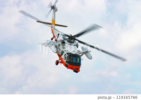 飛行する海上自衛隊の救難ヘリコプター UH-60J 119165766