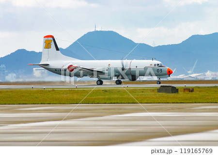 離陸する海上自衛隊の航空機 YS-11T-A 離陸する海上自衛隊の航空機 YS-11T-A 119165769