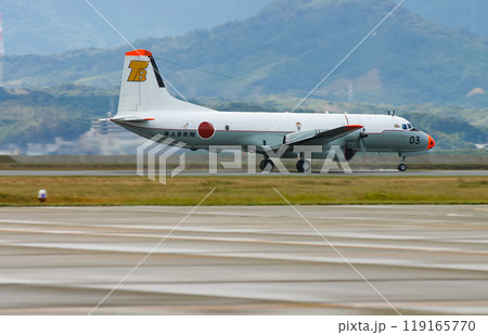 離陸する海上自衛隊の航空機 YS-11T-A 119165770