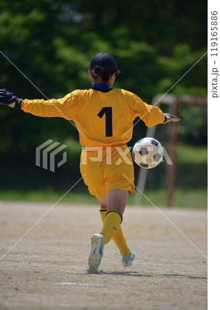 サッカー試合、キーパーキック、女の子 サッカー試合、キーパーキック、女の子 119165886