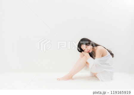 ビューティー・ダイエット　体操座りしてうつぶしている若い女性 119165919