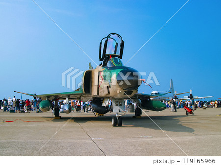展示される航空自衛隊の偵察機RF-4E 119165966