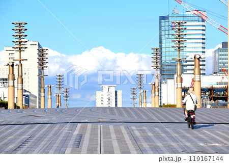 青空と白い雲をバックにした外灯が洒落た有明の橋 青空と白い雲をバックにした外灯が洒落た有明の橋 119167144