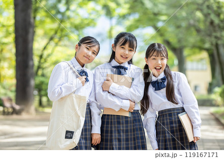 制服を着た笑顔の女子学生 制服を着た笑顔の女子学生 119167171