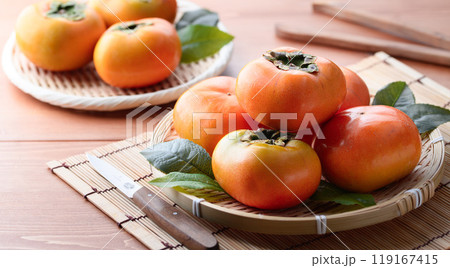 秋の味覚 笊に盛り付けた 柿 （ 木目背景 ）柿の実 かき 果物 119167415