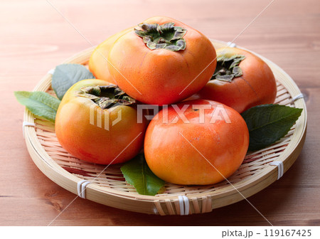 秋の味覚 笊に盛り付けた 柿 ( 木目背景 )柿の実 かき 果物 秋の味覚 笊に盛り付けた 柿 ( 木目背景 )柿の実 かき 果物 119167425