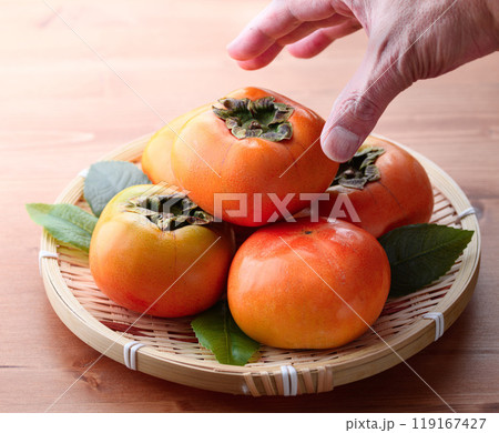 秋の味覚 笊に盛り付けた 柿 （ 木目背景 ）柿の実 かき 果物 119167427