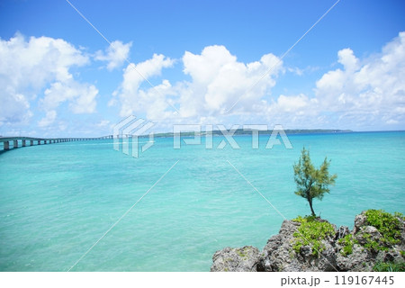 無料で渡られる最長の伊良部大橋と宮古ブルー 無料で渡られる最長の伊良部大橋と宮古ブルー 119167445