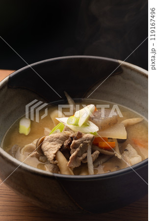木製のテーブルの上に置かれた豚汁 119167496